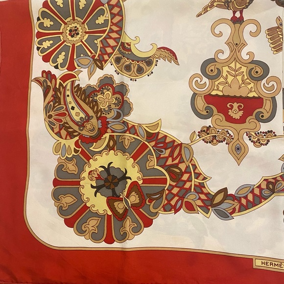 Hermès silk scarf, cream with red border. 36 x 36. - Picture 16 of 16
